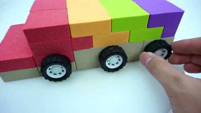 玩具教学,小正太用彩泥做了一个大卡车,玩的好开心