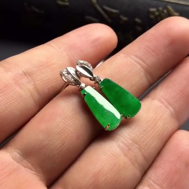 精美翡翠欣赏_冰种翠色镶白金钻石菱形戒指