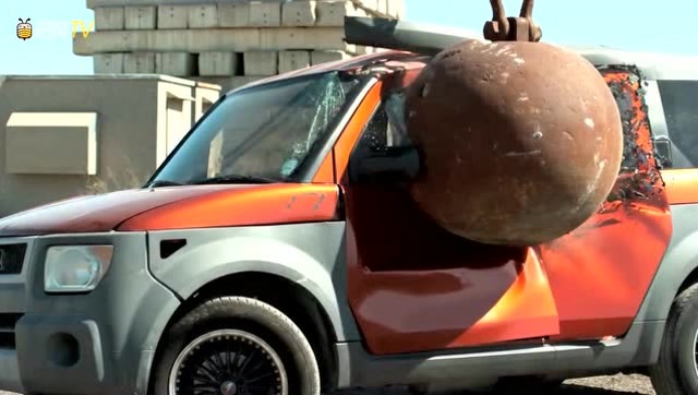 4000公斤的大铁球,撞击汽车会发生什么?用慢镜头回放了解一下.