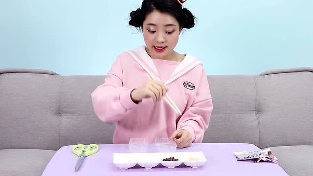 《小伶玩具》妮妮创意食玩之彩色巧克力糖果制作!