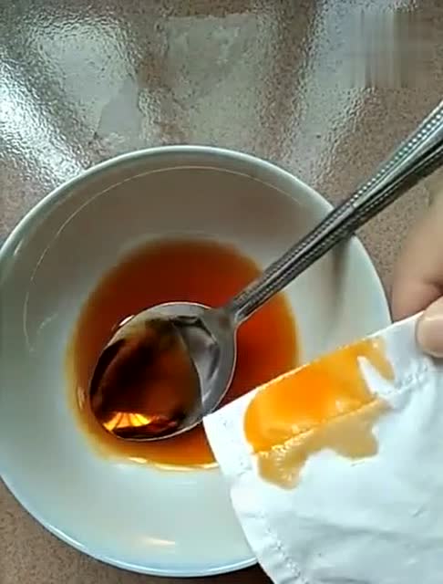 衣服滴到辣椒油洗不干净?那是没用对方法不错啊