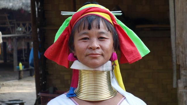 这个部落的女人为变美在脖子上戴满钢圈不嫌疼?