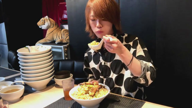日本大胃王耳机哥,吃9碗白鸡肉汤拉面 一碗炒饭,连汤也喝的超干净