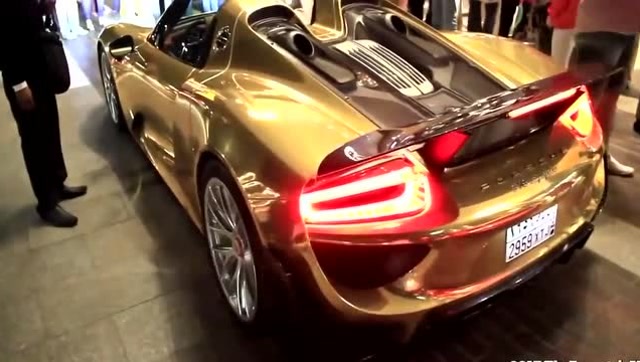 看到这么多的黄金豪车,就知道绝对在迪拜!