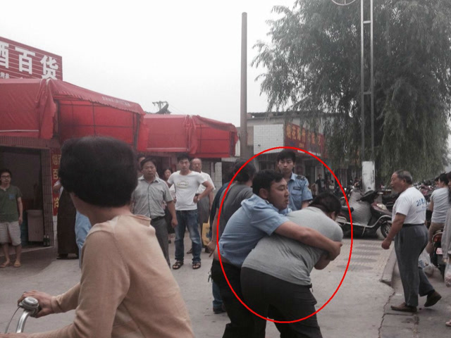 卖瓜的和卖菜的在菜场互殴 持刀和凳激烈打斗停不下来 疑因抢摊位
