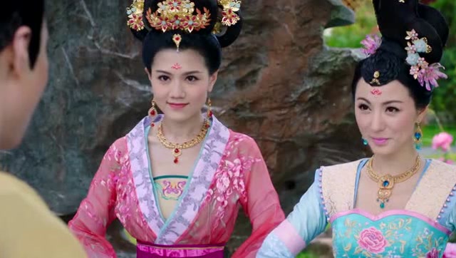 《宫心计2》公主与贵妃在花园舞剑,皇帝暗中观察