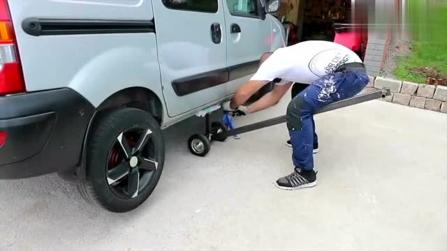 牛人自制一个抬车工具,在家也能修车换轮胎了,真是太有才了