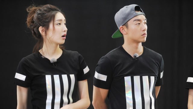 江疏影一言不合就劈叉秀大长腿,邓超调侃一句话,江疏影好尴尬!