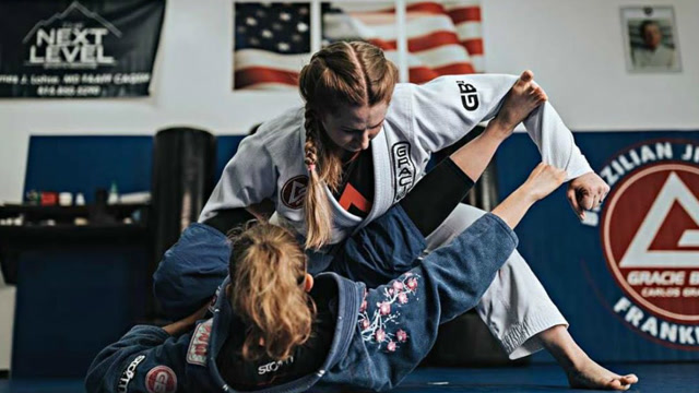 漂亮女生的巴西柔术训练,真想给她当陪练!