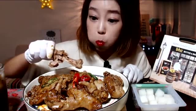韩国大胃王dorothy欧尼美女吃大盆鸡肉,美滋滋