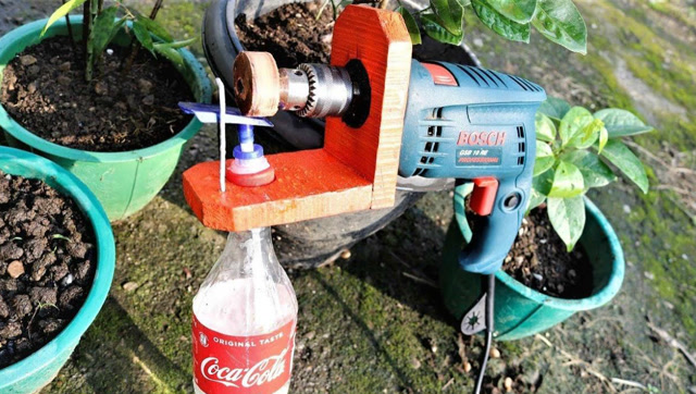 小伙自制电动喷水壶,看他使用之后,我满脑子都是捂脸的表情!