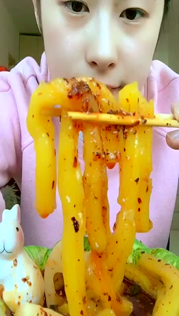 吃播,老妹大口吃粉耗子,这吃相也没谁了,看呆了,好吃的