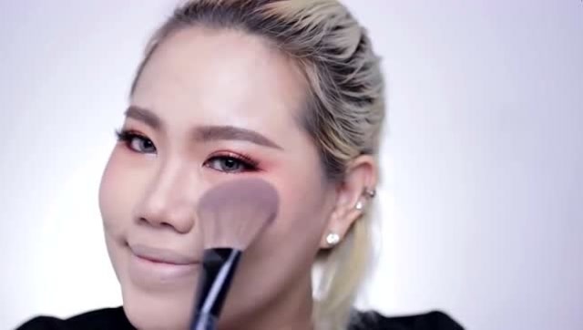 大脸妹纸素颜不好看,精心化妆后,摇身变时尚女神