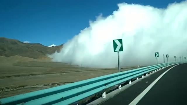 什么情况?是不是云掉下来了?