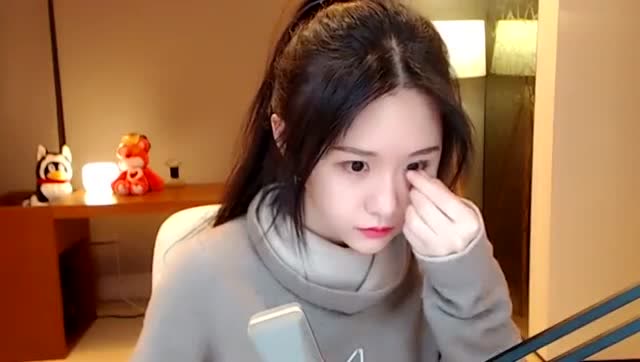 阿冷戴眼镜感觉自己美美的,结果别嫌弃拖鞋太low