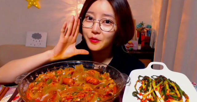 dorothy:韩国欧尼大胃王美女小姐姐吃酸辣宽粉,搭配热狗泡菜,真香