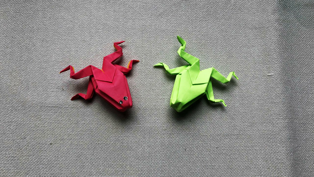 1张纸就能折出的立体青蛙送孩子能玩半天简单折纸