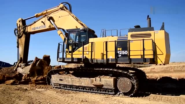 实拍:小松pc1250挖掘机作业,这个机子真够大的!