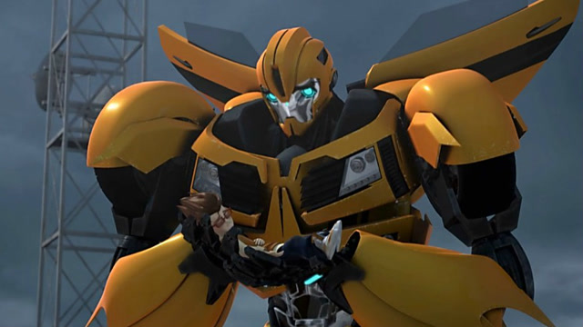 大黄蜂把拉菲抱到擎天柱他们面前,擎天柱命令救护车回基地救人