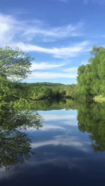 当一阵阵清爽的微风拂来,湖面泛起一层层涟漪,整个人神清气爽!