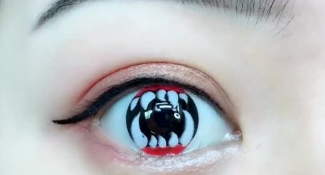 第一次见这种虎牙美瞳,看着就让人害怕,适合恐怖片