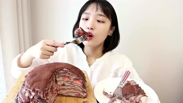 韩国美女吃播nado吃巧克力草莓蛋糕 香味浓郁好满足!