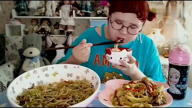 大胃王肉姐吃豆芽粉,炒菜花,吃的真香