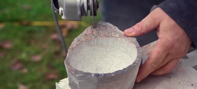 用花岗岩打磨一个石碗,用水清理后挺漂亮的