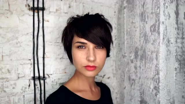 欧美女士超短发修剪造型