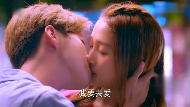 甜蜜暴击:关晓彤鹿晗荧屏亲吻,这个转头一看就是本色出演!
