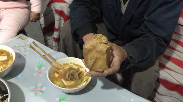 农村人最简单的晚餐,老爹吃窝窝头,老妈被儿子训了