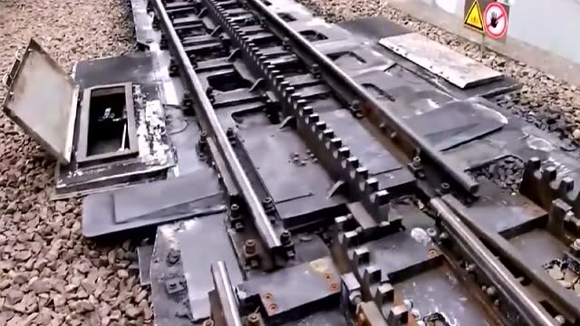 实拍火车轨道变轨全过程,这回终于弄清楚了