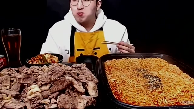 韩国大胃王吃10袋拉面5斤烤肉,真是一个辣白菜和拉面的民族