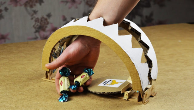 纸板做成的捕兽夹威力有多强?老外亲自实验,这是怎么做到的?