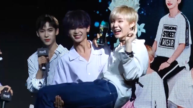 黄明昊秀土味情话被封王 公主抱李权哲笑称压断手