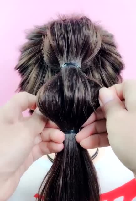 灯笼高马尾,俏皮又时尚,搭配背带裤超可爱呀