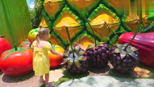 小朋友在水果主题游乐园玩得可嗨了