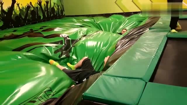 老外蹦床失误集锦!这是用整个身体来搞笑的吗?