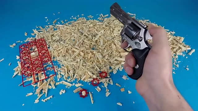 这个左轮纸炮枪比我小时候玩的要精致一些满满的回忆怀念啊