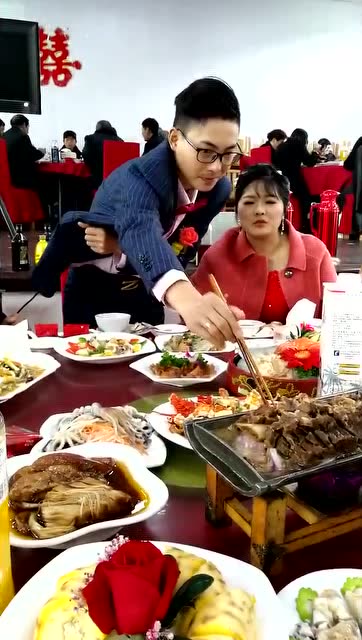 好老公都是别人家的,能站起来为新娘夹菜的新郎有几个