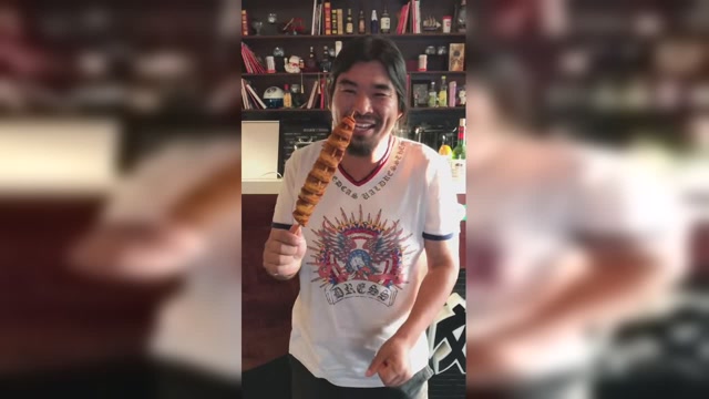 面筋哥拿着一串烤面筋在唱歌,你敢感受一下他的唱功!