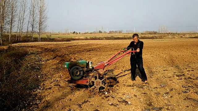 实拍河南南阳农民冬耕翻地,用这样的小拖拉机翻地你觉得轻松吗?