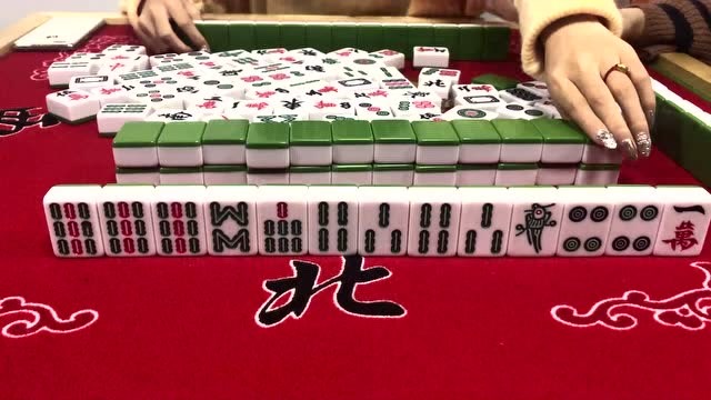 麻将:小伙暗杠个九条后,清一色的牌自摸了,牌友没发现是诈胡?