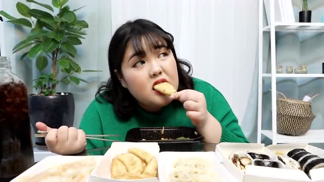 韩国大胃王秀彬吃饺子和寿司,大口大口往嘴里塞吃真香!