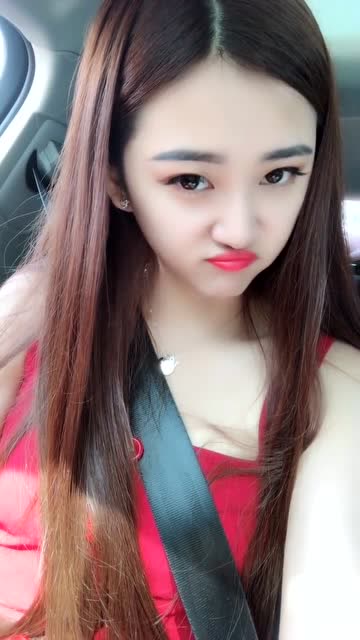 颜值超高的小姐姐,噘嘴的太可爱了,好想把她娶回家!