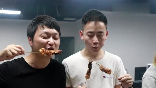 办公室小野:野哥厉害了!竟用办公柜做烧烤!