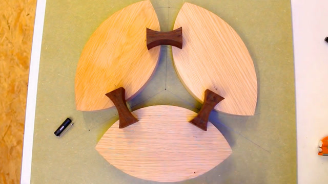 男子将三块木头这样拼接起来,再加入环氧树脂,成品至少200起步