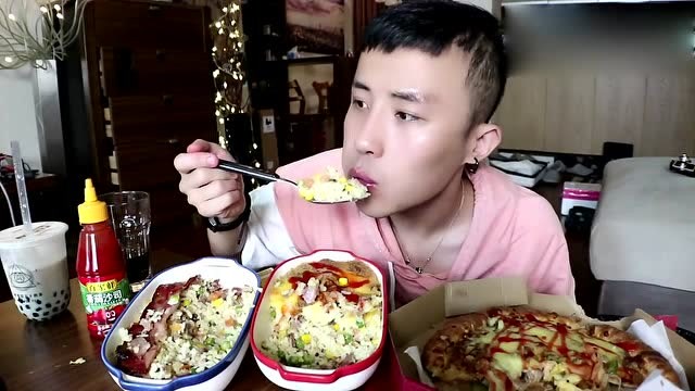 大胃王光小强:芝士烤肉披萨,芝士培根焗饭,吃的嗨起来