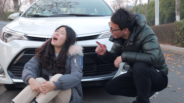 美女碰瓷,没想车主是自己老公,夫妻俩对话真是太逗了!