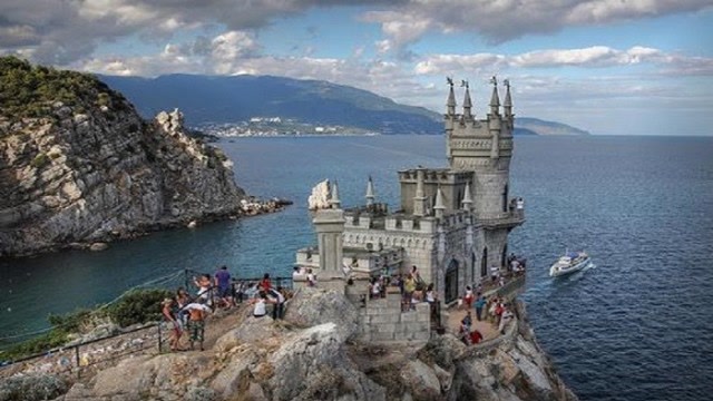 燕子堡:建在克里米亚半岛悬崖上的浪漫城堡,是燕子最温暖的家!